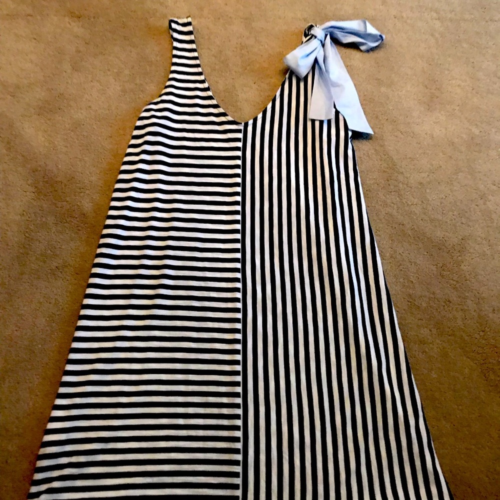 Vineyard Vines Tank Dress sz S.  I feel it fits more like a M.